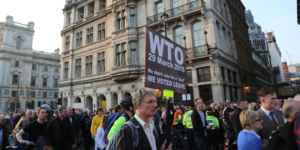 "Breksita" vienošanās noraidīšana sadusmo protestētājus pie Lielbritānijas parlamenta