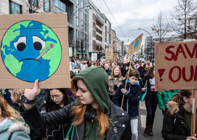 Berlīnē protestos piedalās vairāk nekā 20 000 skolēnu