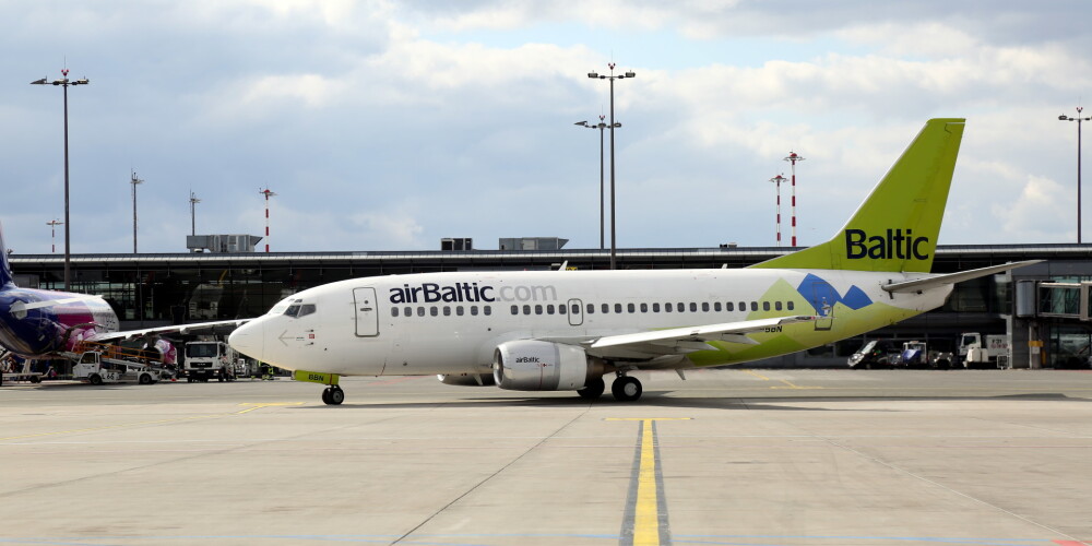 Latvijas nacionālās lidsabiedrības AS "Air Baltic Corporation" lidmašīna Starptautiskajā lidostā "Rīga".