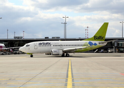 Latvijas nacionālās lidsabiedrības AS "Air Baltic Corporation" lidmašīna Starptautiskajā lidostā "Rīga".