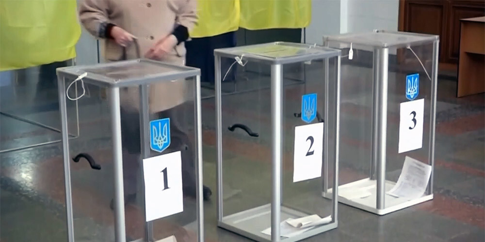Sākotnējie rezultāti: Ukrainas prezidenta vēlēšanu otrajā kārtā iekļuvis Zelenskis un Porošenko