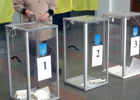 Sākotnējie rezultāti: Ukrainas prezidenta vēlēšanu otrajā kārtā iekļuvis Zelenskis un Porošenko