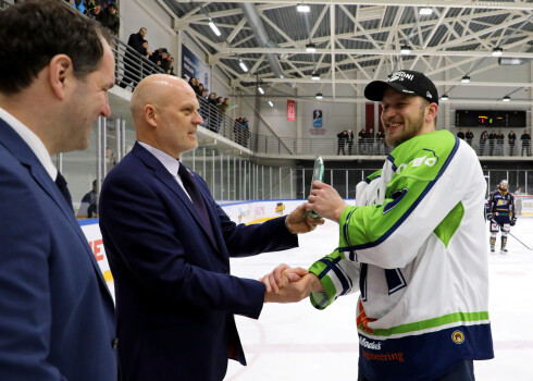 Kaspars Saulietis no Latvijas Hokeja federācijas ģenerālsekretāra rokām saņem finālsērijas vērtīgākā spēlētāja balvu.