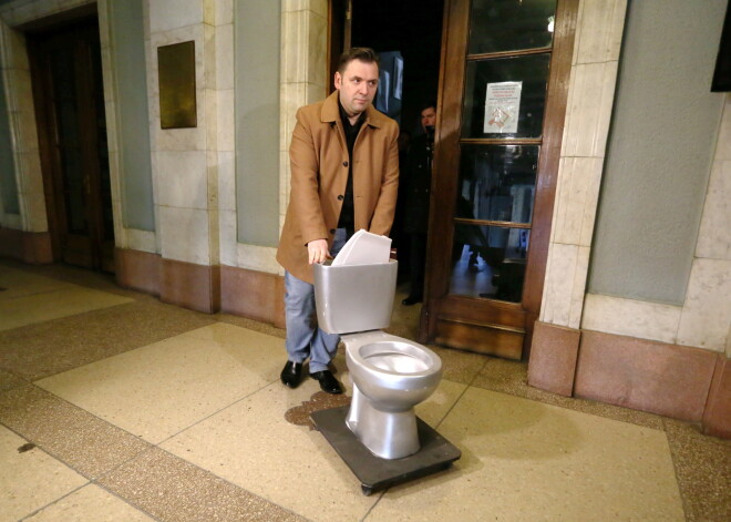 Millers Latvijas Zinātņu akadēmijai uzdāvina tualetes podu un neatdod koncertzāles atslēgas