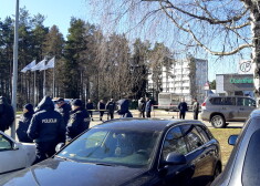 Valsts policijas darbinieki pie "Olainfarm" ražošanas ēkas, kurā notiek uzņēmuma valdes sākotnēji atceltā akcionāru ārkārtas sapulce.