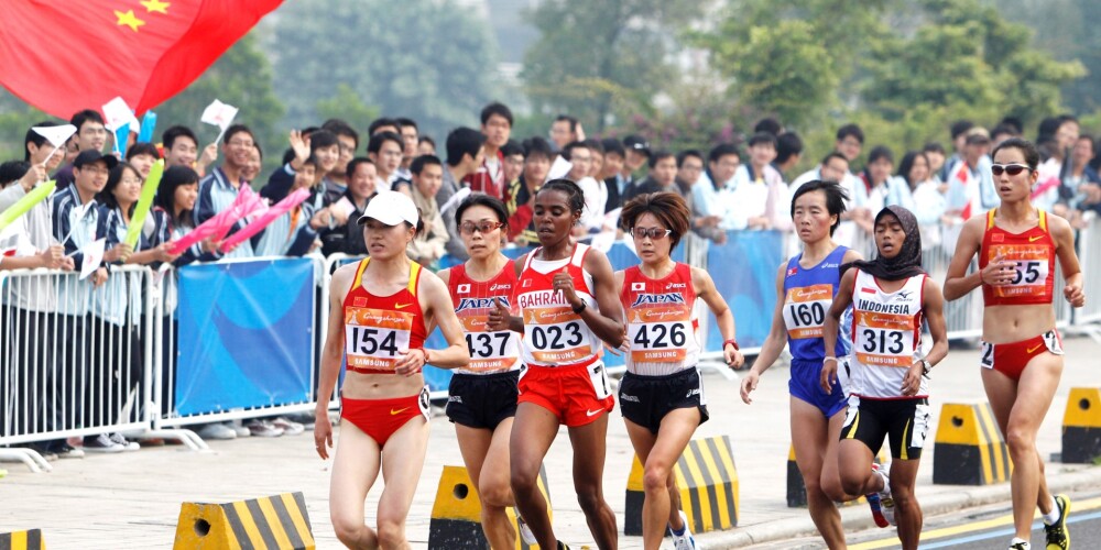 Ķīnas skrējēja saņem mūža diskvalifikāciju par maratona veikšanu uz velosipēda