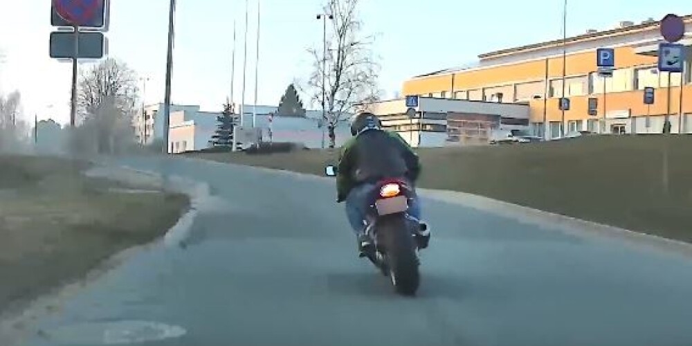 VIDEO: pārgalvīgs motociklists Grobiņā bēg no netrafarētā policijas auto