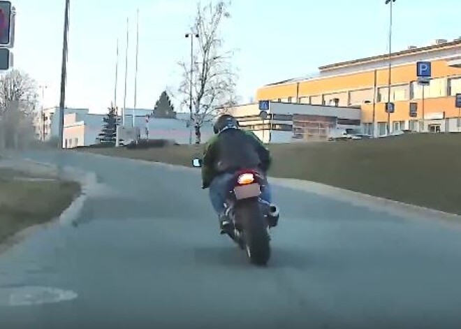 VIDEO: pārgalvīgs motociklists Grobiņā bēg no netrafarētā policijas auto
