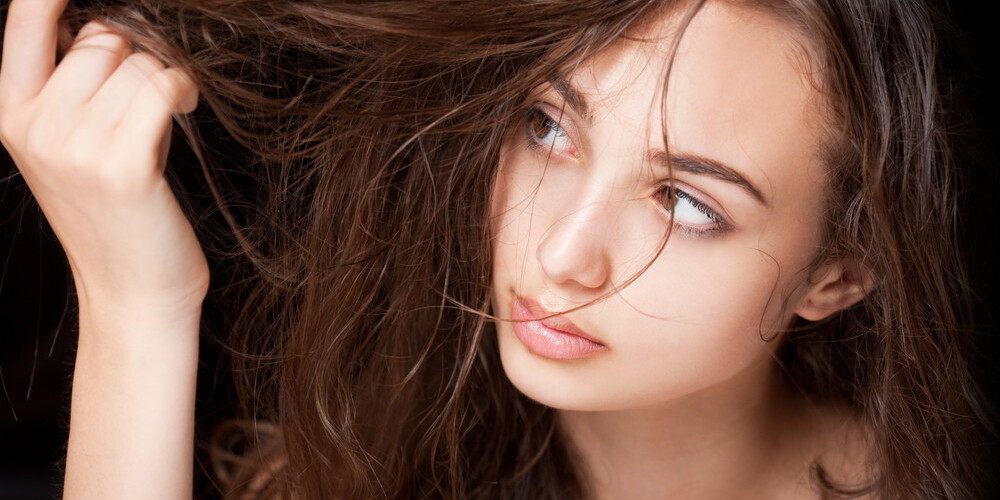15 tipiskākie iemesli, kāpēc izkrīt mati