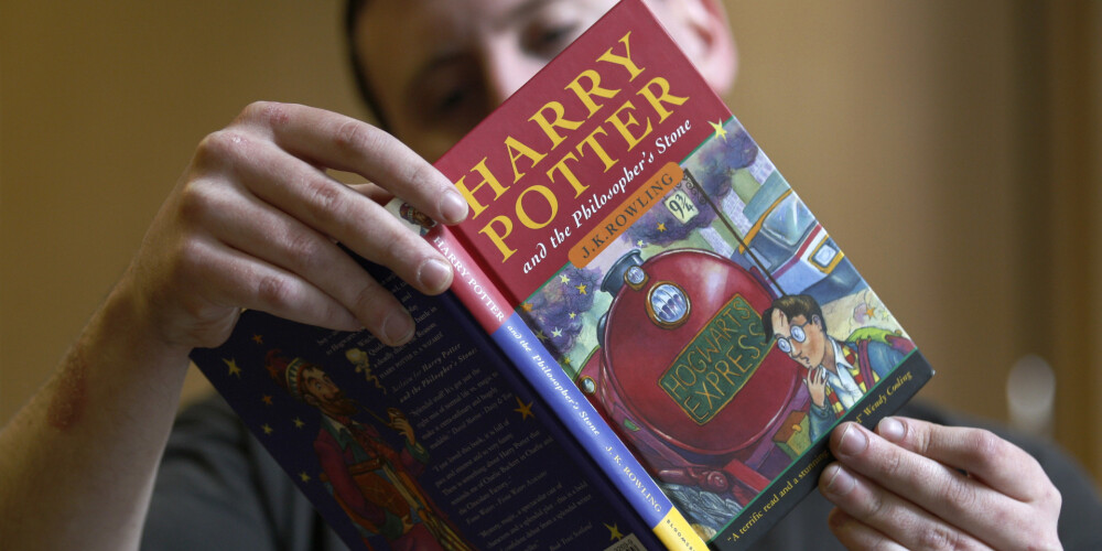 Katoļu priesteri Polijā sadedzinājuši Harija Potera grāmatas