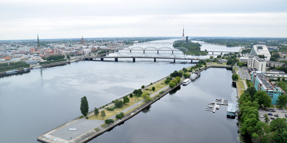 Skats uz AB dambi un Daugavas panorāma ar tiltiem.