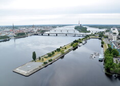 Skats uz AB dambi un Daugavas panorāma ar tiltiem.