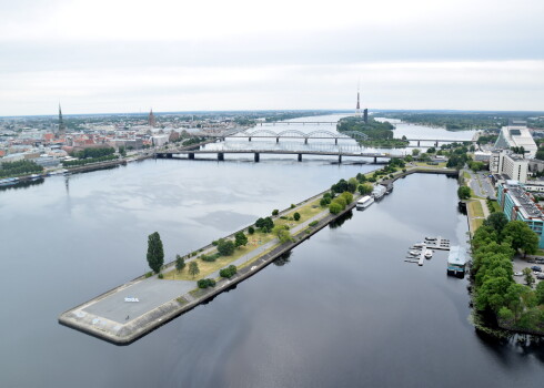 Skats uz AB dambi un Daugavas panorāma ar tiltiem.