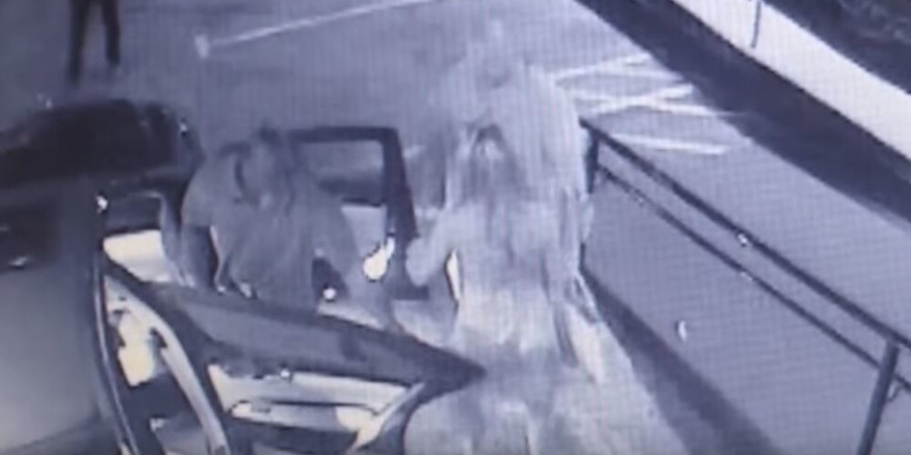 Spānijā pazudušās Agneses Kļaviņas lieta: publiskots video, kurā redzams, kā viņa negribīgi iekāpj auto pie britu vīriešiem