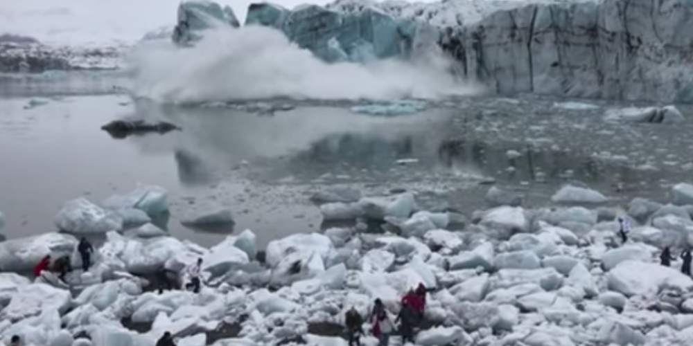 В Исландии туристов чуть не смыло в океан огромной волной
