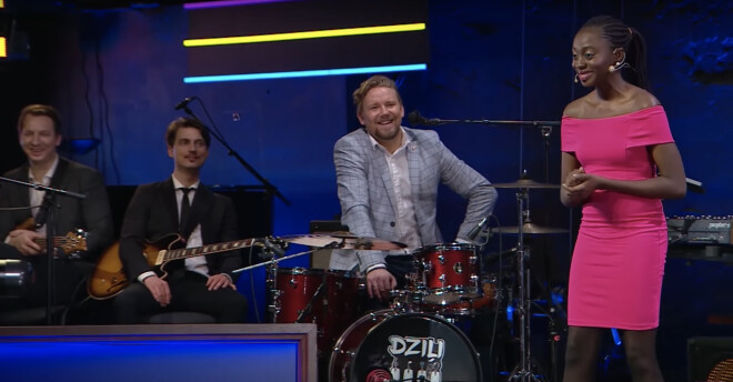 Lidija joko pašmāju komiķa Jāņa Skuteļa TV šovā.