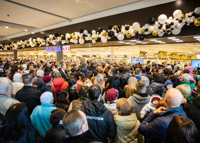 FOTO: tūkstošiem cilvēku ierodas Latvijas vislielākajā "Maximā" jaunajā veikalā "Akropole"