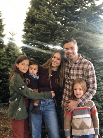 Džesika Alba ar vīru Kešu Vorenu, meitām un dēlu.