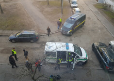 Policisti Slokas ielā 187 esošās ēkas pagalmā, kur notika nesaskaņoti balkonu stikla bloku remontdarbi.