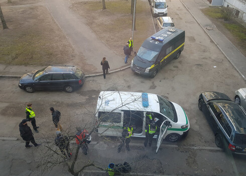 Policisti Slokas ielā 187 esošās ēkas pagalmā, kur notika nesaskaņoti balkonu stikla bloku remontdarbi.
