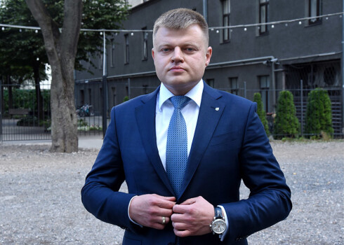 Rebenoks norādīja, ka valdes nomaiņa liecina par to, par ko iepriekšējā padome brīdināja, proti, par jaunās padomes vēlmi izsaimniekot "Olainfarm".