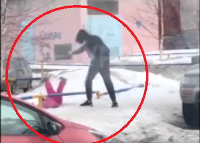 Шокирующее видео! Подросток глумился над малолетней сестрой на детской площадке