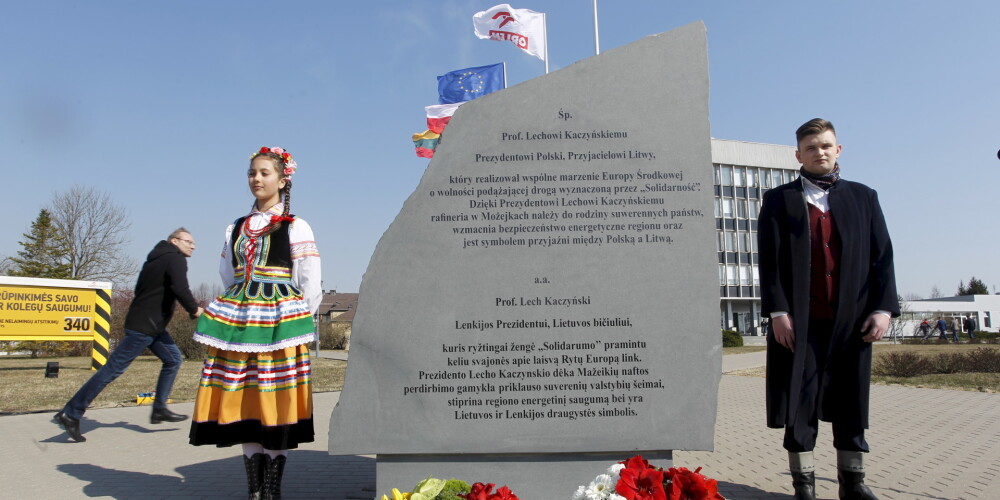 Stiprinot starpvalstu attiecības, Mažeiķos uzstādīta piemiņas plāksne traģiski bojā gājušajam Polijas prezidentam