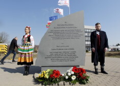 Lietuvas un Polijas premjerministri Sauļus Skvernelis un Mateušs Moraveckis piektdien Mažeiķos kopīgi atklājuši piemiņas plāksni 2010.gadā traģiski bojāgājušajam Polijas prezidentam Leham Kačiņskim.