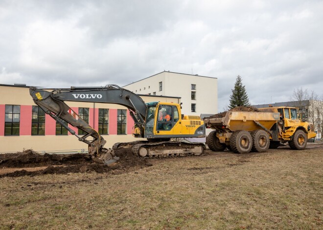 Saldus vidusskolas stadiona rekonstrukcijas darbu laikā atrasti kara laika lādiņi