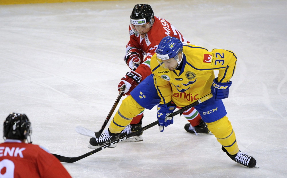 Latvijas hokeja izlases pretinieces Zviedrija un Krievija pārbaudes spēlēs svin uzvaras