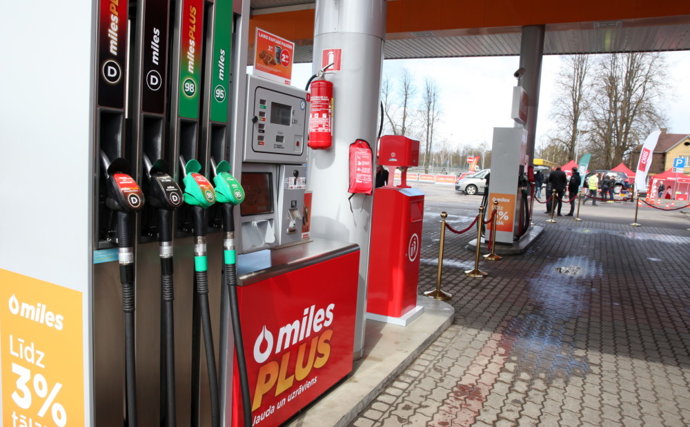 Rīgā, Tallinā un Viļņā aizvien strauji kāpj benzīna cenas