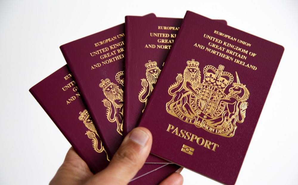 Lielbritānijā sāk izdot pases bez vārdiem 