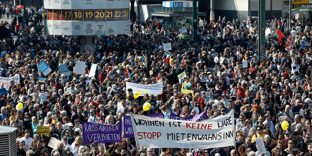 Vācijā tūkstošiem cilvēku protestē pret pieaugošajām īres maksām un mājokļu trūkumu