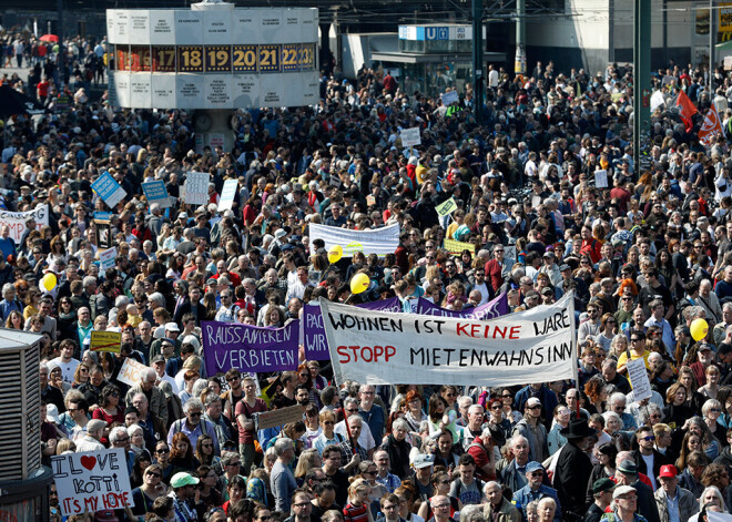 Vācijā tūkstošiem cilvēku protestē pret pieaugošajām īres maksām un mājokļu trūkumu