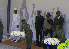 Genocīda piemiņas ceremonija Ruandas galvaspilsētā Kigali.