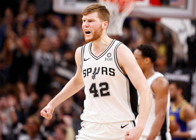 Dāvis Bertāns ar 14 punktiem palīdz "Spurs" droši uzvarēt "Cavaliers"