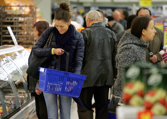 Dzīve kļūst dārgāka: martā teju visam cēlušās cenas