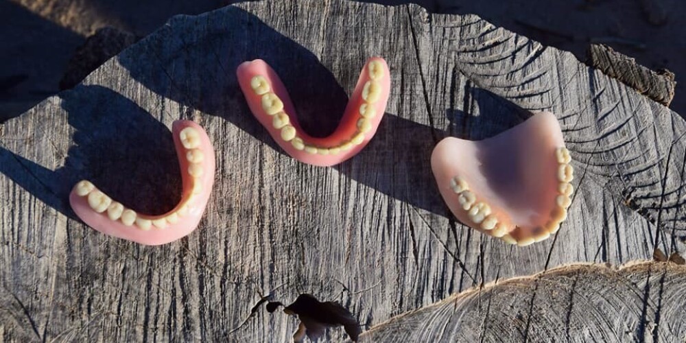 Meklējam skaidrojumu, kāpēc Kolkā, Skultē, Ragakāpā jūras krastā atrodas zobu protēzes