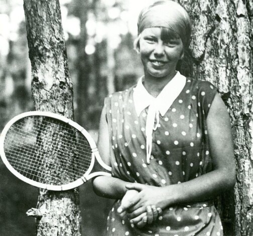 Marija Grapmane-Švēde-Jurģe – basketboliste, vingrotāja, lielā un mazā tenisa spēlētāja, Akadēmisko pasaules meistarsacīkšu dalībniece, Latvijas Universitātes vingrošanas un peldēšanas pasniedzēja. Ap 1928./1929. gadu.
