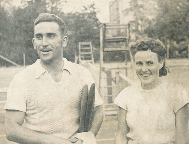 Liepājas tenisa kluba sportisti Līvija un Ričards Šrāderi. 1933.–1944.