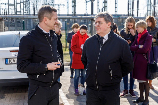 Jokdaris Jānis Skutelis un mūziķis Žoržs Siksna apspriež apsarga darba nianses.
