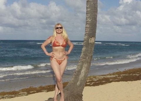 Елена Кондулайнен отметила 61-летие в смелом бикини на пляже Доминиканы
