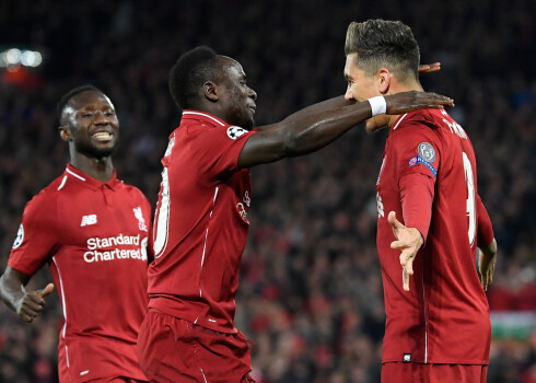 "Liverpool" futbolisti priecājas par vārtu guvumu.