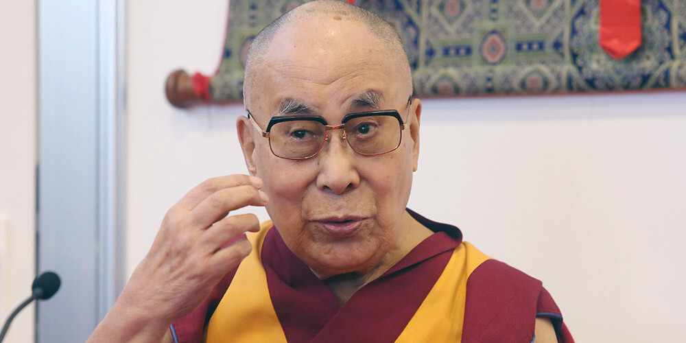 Dalailama pēc diskomforta krūtīs nogādāts Ņūdeli slimnīcā