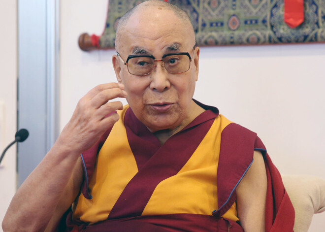 Dalailama pēc diskomforta krūtīs nogādāts Ņūdeli slimnīcā