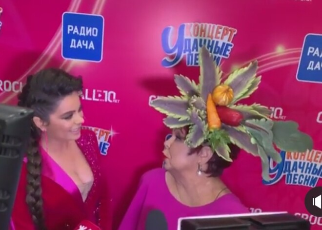 Мама Наташи Королевой произвела фурор "овощной" шляпой на голове