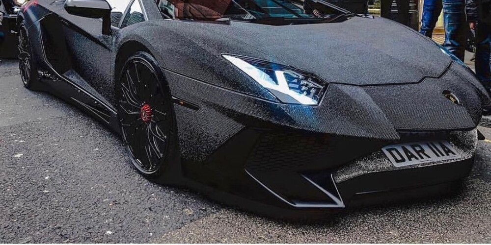 Молдавская модель похвасталась покрытым двумя миллионами кристаллов Lamborghini