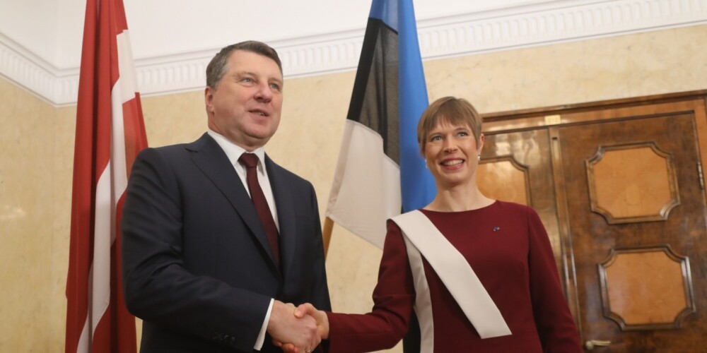 Kersti Kaljulaida Latvijas prezidentu ciemos sagaida sarkanbaltsarkanā tērpā