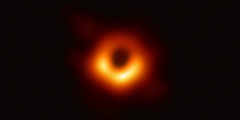 Pirmoreiz vēsturē zinātnieki publicējuši fotogrāfiju ar melno caurumu
