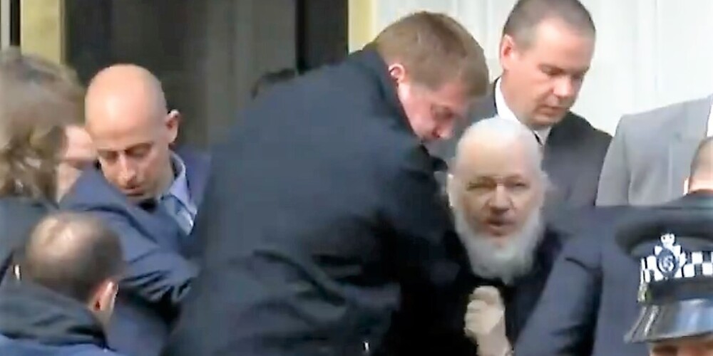 Lielbritānijas policija aizturējusi "WikiLeaks" dibinātāju Džūljenu Asanžu